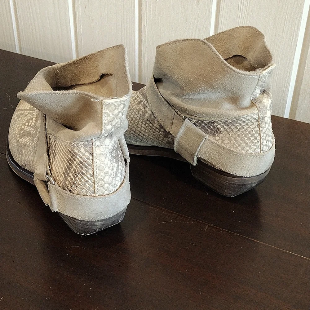 Trafaluc Suede and Snake skin embossed booties in size 7M. Cream colored - Picture 3 of 8